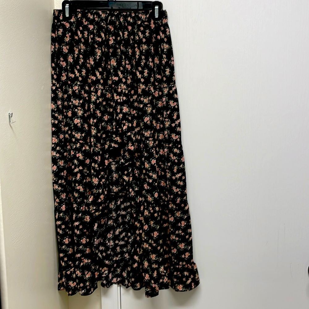 Hey Babe size Medium Pink and Black Floral tiered, ruffled, front slit skirt